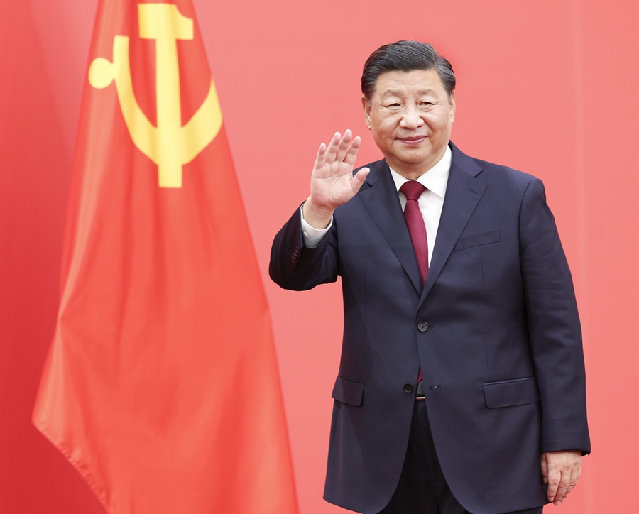 10月23日，剛剛在中國共產(chǎn)黨第二十屆中央委員會第一次全體會議上當選的中共中央總書記習近平和中共中央政治局常委李強、趙樂際、王滬寧、蔡奇、丁薛祥、李希在北京人民大會堂同采訪中共二十大的中外記者親切見面。這是習近平向在場的中外記者揮手致意。