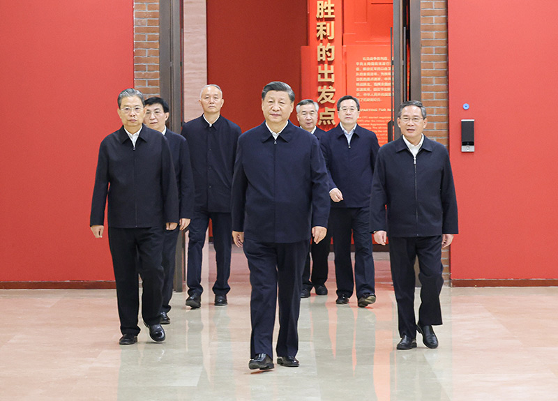 　　10月27日，中共中央總書記、國家主席、中央軍委主席習(xí)近平帶領(lǐng)中共中央政治局常委李強(qiáng)、趙樂際、王滬寧、蔡奇、丁薛祥、李希，瞻仰延安革命紀(jì)念地。這是習(xí)近平等在延安革命紀(jì)念館，參觀《偉大歷程——中共中央在延安十三年歷史陳列》。
