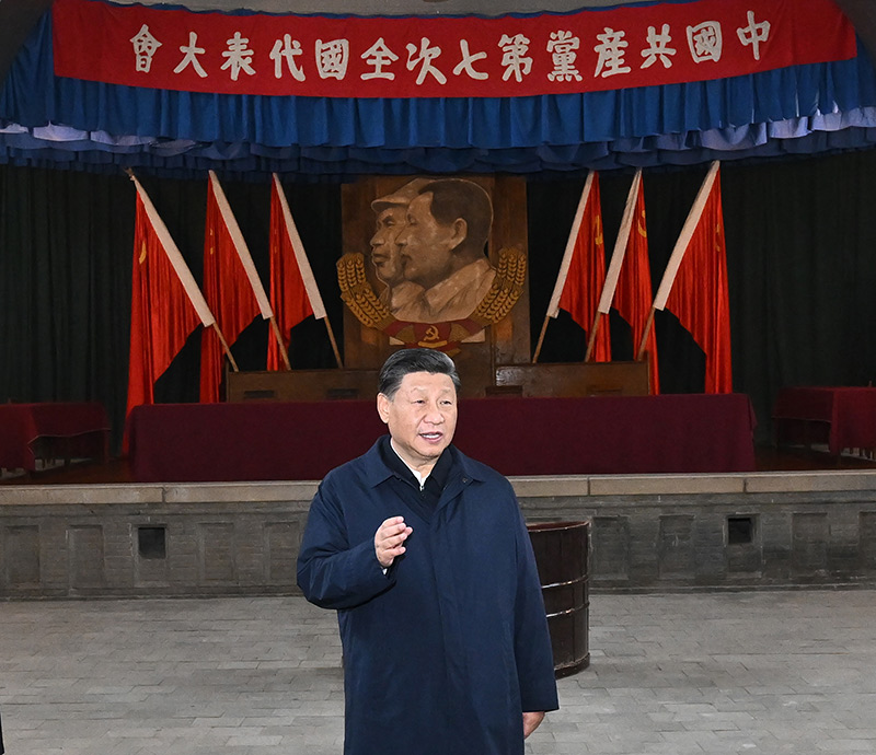 　　10月27日，中共中央總書記、國家主席、中央軍委主席習(xí)近平帶領(lǐng)中共中央政治局常委李強(qiáng)、趙樂際、王滬寧、蔡奇、丁薛祥、李希，瞻仰延安革命紀(jì)念地。這是習(xí)近平在楊家?guī)X瞻仰中共七大會(huì)址。