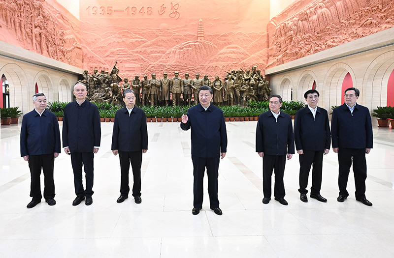 　　10月27日，中共中央總書記、國家主席、中央軍委主席習(xí)近平帶領(lǐng)中共中央政治局常委李強(qiáng)、趙樂際、王滬寧、蔡奇、丁薛祥、李希，瞻仰延安革命紀(jì)念地。這是習(xí)近平在延安革命紀(jì)念館參觀《偉大歷程——中共中央在延安十三年歷史陳列》結(jié)束時(shí)發(fā)表重要講話。
