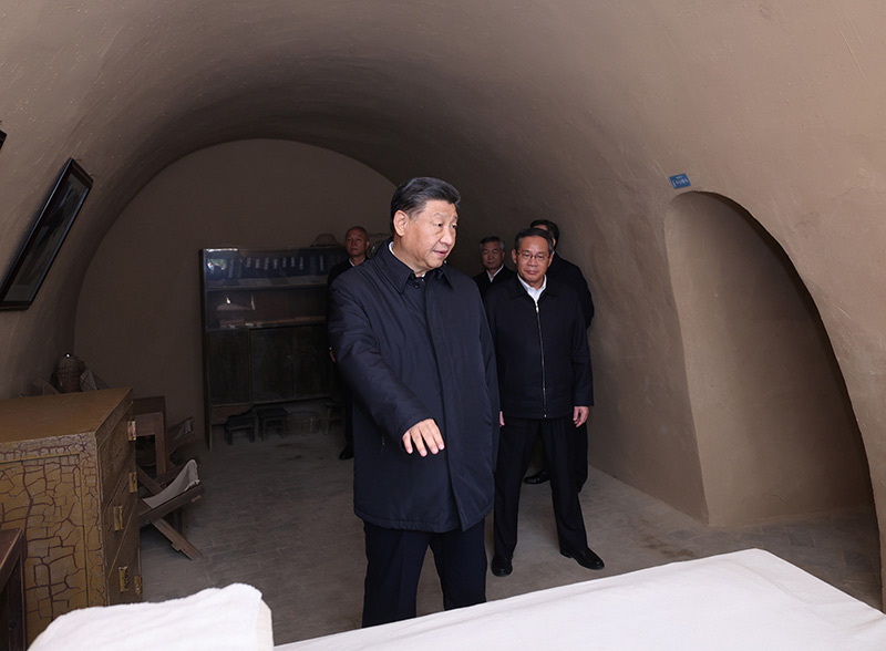 　　10月27日，中共中央總書記、國家主席、中央軍委主席習(xí)近平帶領(lǐng)中共中央政治局常委李強(qiáng)、趙樂際、王滬寧、蔡奇、丁薛祥、李希，瞻仰延安革命紀(jì)念地。這是習(xí)近平等在楊家?guī)X參觀毛澤東舊居。