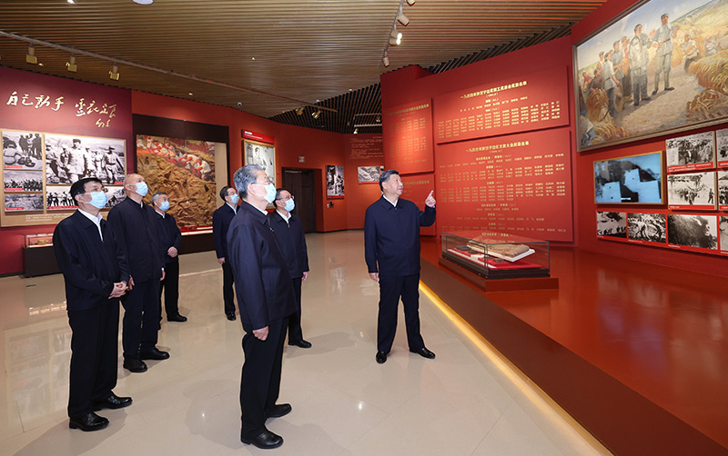 　　10月27日，中共中央總書記、國家主席、中央軍委主席習(xí)近平帶領(lǐng)中共中央政治局常委李強(qiáng)、趙樂際、王滬寧、蔡奇、丁薛祥、李希，瞻仰延安革命紀(jì)念地。這是習(xí)近平等在延安革命紀(jì)念館，參觀《偉大歷程——中共中央在延安十三年歷史陳列》。