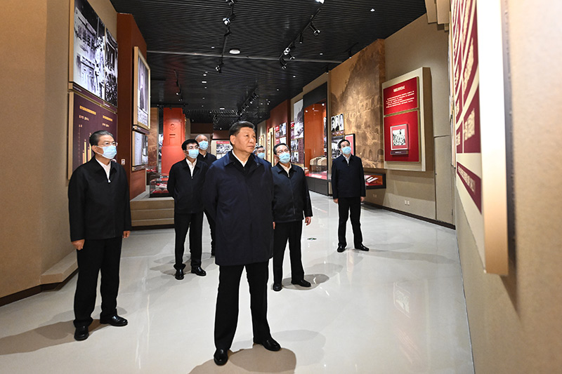 　　10月27日，中共中央總書記、國家主席、中央軍委主席習(xí)近平帶領(lǐng)中共中央政治局常委李強(qiáng)、趙樂際、王滬寧、蔡奇、丁薛祥、李希，瞻仰延安革命紀(jì)念地。這是習(xí)近平等在延安革命紀(jì)念館，參觀《偉大歷程——中共中央在延安十三年歷史陳列》。