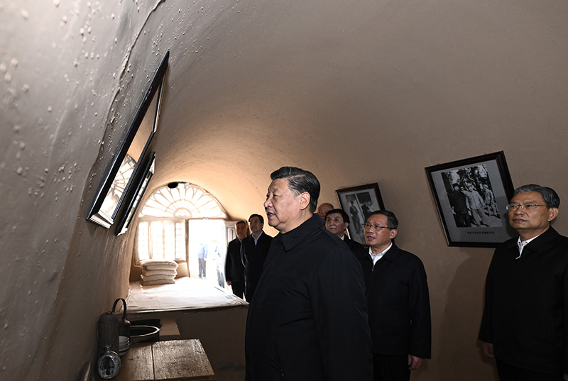 　　10月27日，中共中央總書記、國家主席、中央軍委主席習(xí)近平帶領(lǐng)中共中央政治局常委李強(qiáng)、趙樂際、王滬寧、蔡奇、丁薛祥、李希，瞻仰延安革命紀(jì)念地。這是習(xí)近平等在楊家?guī)X參觀朱德舊居。