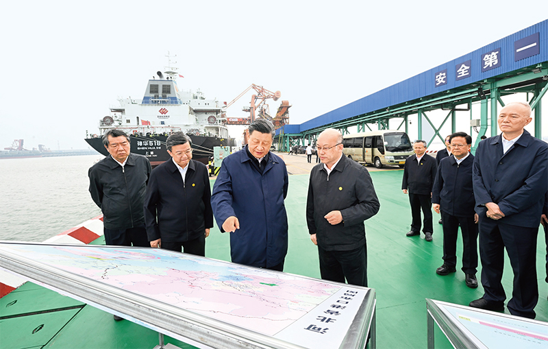 2023年5月11日至12日，中共中央總書記、國(guó)家主席、中央軍委主席習(xí)近平在河北考察，并主持召開(kāi)深入推進(jìn)京津冀協(xié)同發(fā)展座談會(huì)。這是11日下午，習(xí)近平在滄州市黃驊港煤炭港區(qū)碼頭考察。 新華社記者 李學(xué)仁/攝